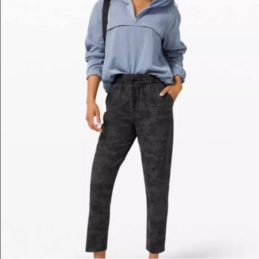 Keep moving pant 7/8 lululemon size 4 camo